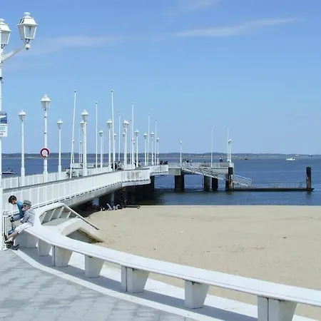 Centre, Plage, Commerces, Gare A Pied - Joli T3 Refait A Neuf En Rdc Avec Cour Commune Et Petit Espace Privatif *