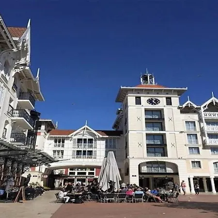 Centre, Plage, Commerces, Gare A Pied - Joli T3 Refait A Neuf En Rdc Avec Cour Commune Et Petit Espace Privatif *