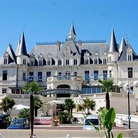 Centre, Plage, Commerces, Gare A Pied - Joli T3 Refait A Neuf En Rdc Avec Cour Commune Et Petit Espace Privatif * Arcachon